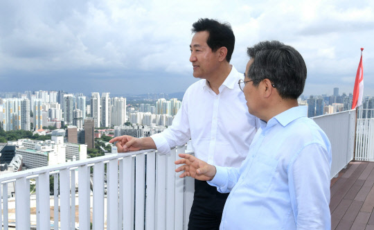 오세훈 서울시장(왼쪽)이 1일(현지시간) 세계에서 가장 높은 공공주택으로 알려진 싱가포르 '피나클 앳 덕스톤' 50층 전망대에서 김헌동 SH공사 사장과 함께 싱가포르 시가지를 내려다보고 있다.



<사진=서울시>
