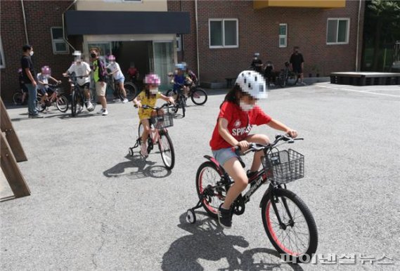 경륜선수들이 복지관 아이들에게 안전한 자전거 타기 교육을 진행하고 있다. 사진제공=국민체육진흥공단