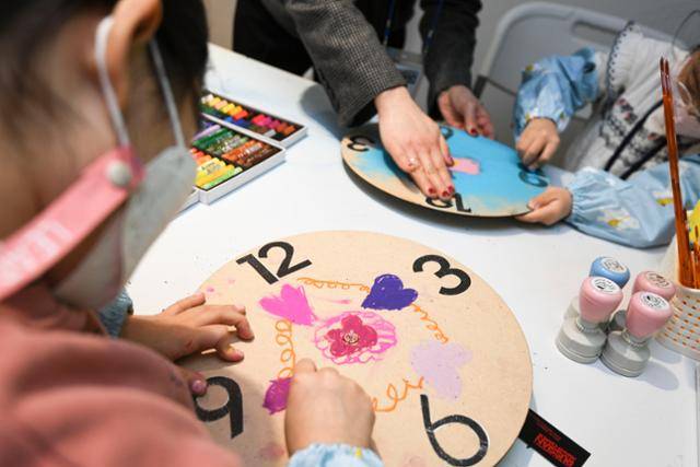 두 어린이가 지난 2월 18일 서울 중구 세종문화회관 미술관에서 열린 '칸딘스키, 말레비치 & 러시아 아방가르드: 혁명의 예술' 전시에서 체험 행사에 참여해 그림을 그리고 있다. 한지은 인턴기자