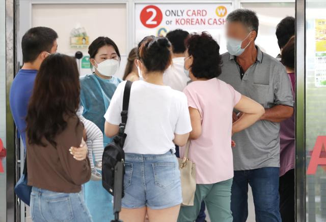 지난 1일 인천국제공항 제1여객터미널 신종 코로나바이러스 감염증(코로나19) 검사센터가 검사를 받으려는 해외 입국자들로 붐비고 있다. 뉴스1