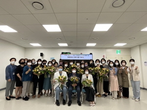 치유농업 연계 암환자 돌봄 프로그램 수료식 단체사진./사진=국립암센터 제공