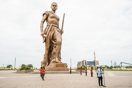북한 만수대창작사가 서아프리카 베냉의 최대도시 코토누에 건립한 30m규모 동상의 모습. 베냉 대통령실 트위터