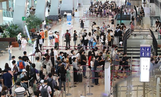 지난달 31일 오전 서울 강서구 김포공항 국내선 청사가 여름 휴가를 떠나는 여행객들로 북적이고 있다. 뉴스1