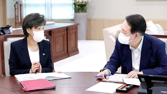 윤석열 대통령이 지난달 29일 용산 대통령실 집무실에서 박순애 사회부총리 겸 교육부 장관으로부터 업무보고를 받고 있다. 이날 박 부총리가 “1년 일찍 초등학교에 가는 학제 개편 논의를 본격적으로 시작할 것”이라고 보고하자, 윤 대통령은 “방안을 신속히 강구하라”고 지시했다. 사진 대통령실