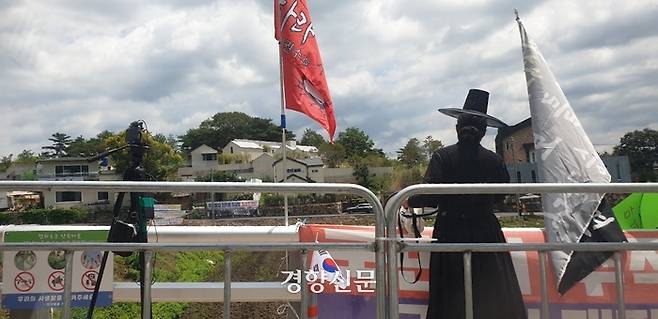 지난달 17일 경남 양산 하북면 평산마을 문재인 전 대통령 자택 앞 1인 시위자. 경향신문 자료사진