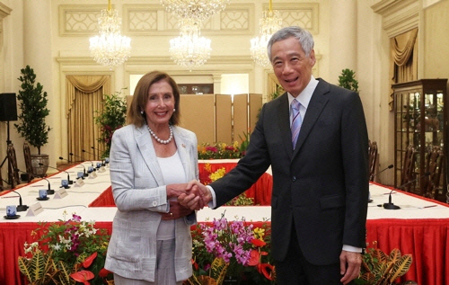 아시아를 순방 중인 낸시 펠로시 미국 하원의장(왼쪽)이 1일 싱가포르에서 리셴룽 싱가포르 총리와 만나 악수를 하고 있다. 싱가포르|로이터연합뉴스