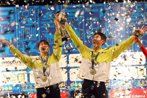 Kim Sun-woo, left, and Jun Woong-tae of Korea celebrate after winning the mixed relay event at the UIPM 2022 Pentathlon World Championships in Alexandria, Egypt on Sunday. [XINHUA/YONHAP]