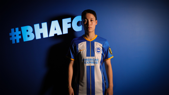 Park Ye-eun poses in a Brighton & Hove Albion shirt after signing with the club in an image shared on the team's official Twitter account. [BRIGHTON & HOVE ALBION]