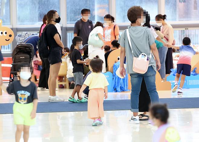 2025년부터 초등학교 입학 연령을 낮추는 학제개편안을 두고 논란이 커지고 있다. 사진은 지난달 31일 서울시 광진구 어린이대공원 모습. / 사진 = 연합뉴스