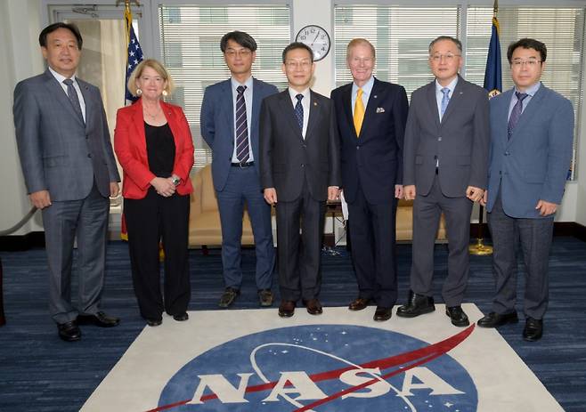 미국 워싱턴 D.C에 있는 미국항공우주국(NASA)을 방문한 이종호 과학기술정보통신부 장관(왼쪽에서 4번째). 빌 넬슨 미국 NASA 국장(왼쪽에서 5번째), 이상률 한국항공우주연구원장(왼쪽에서 6번째), 박영득 한국천문연구원장(왼쪽에서 첫 번째) 등이 함께 만났다. / 사진제공=과학기술정보통신부