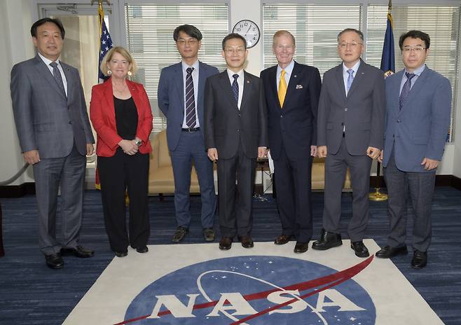 이종호(가운데) 과학기술정보통신부 장관이 1일 빌 넬슨 미국 항공우주청(NASA) 청장을 만나 우주협력 교류 확대를 논의했다.[과기정통부 제공]