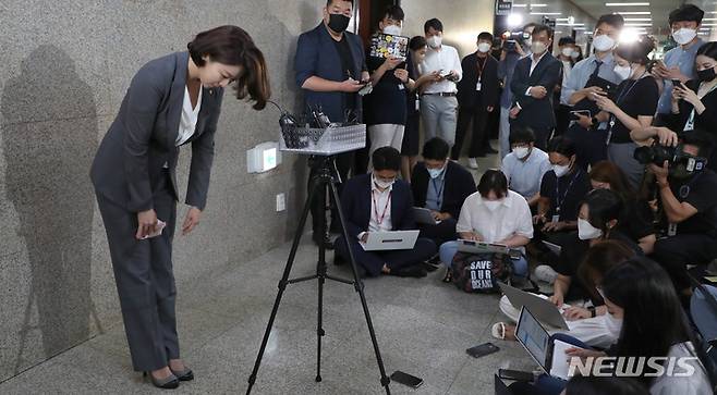 [서울=뉴시스] 최진석 기자 = 배현진 국민의힘 최고위원이 29일 서울 여의도 국회 당 원내대표실에서 최고위원 간담회를 마치고 나와 최고위원직 사퇴 의사를 밝히고 있다.  배 최고위원은  “윤석열 정부가 5월에 출범한 이후에 국민들께서 저희에게 많은 기대와 희망으로 잘 해보라는 바람을 심어주셨는데 저희가 80여일 되도록 속 시원한 모습으로 국민들께 그 기대감을 충족시켜드리지 못한 것 같다”고 밝혔다. (공동취재사진) 2022.07.29. photo@newsis.com