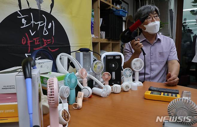 [서울=뉴시스] 김진아 기자 = 2일 서울 종로구 환경보건시민센터에서 최예용 소장이 손선풍기와 목선풍기의 전자파 발생 정도를 비교하기 위해 헤어드라이어의 전자파를 측정하고 있다. (공동취재사진) 2022.08.02. photo@newsis.com