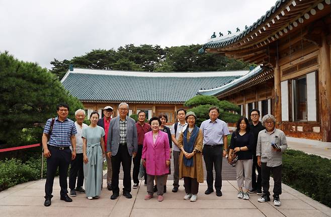 [서울=뉴시스] 대통령실 '청와대 관리·활용 자문단'이 2일 출범 후 첫 청와대 현장 시찰을 마치고 기념촬영하고 있다. (사진=대통령실 제공) 2022.08.02. photo@newsis.com *재판매 및 DB 금지