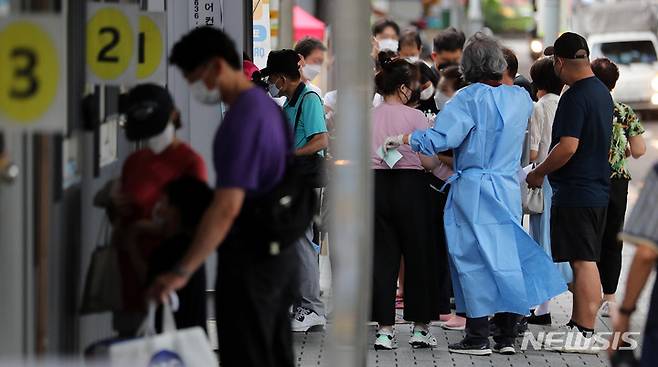 [서울=뉴시스] 백동현 기자 = 코로나19 신규 확진자가 11만1789명으로 집계된 2일 오전 서울 성북구보건소 선별진료소에서 시민들이 검사를 받기 위해 대기하고 있다. 2022.08.02. livertrent@newsis.com