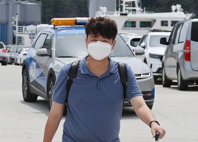 국민의힘 이준석 대표가 27일 경북 울릉군 사동항 여객터미널에서 선박 탑승을 위해 이동하고 있다.