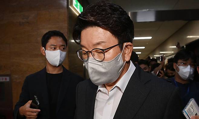 당 대표 직무대행에게서 물러나겠다는 뜻을 밝힌 국민의힘 권성동 원내대표가 1일 서울 여의도 국회 원내대표실 앞에서 기자들의 질문을 받고 있다. 연합뉴스