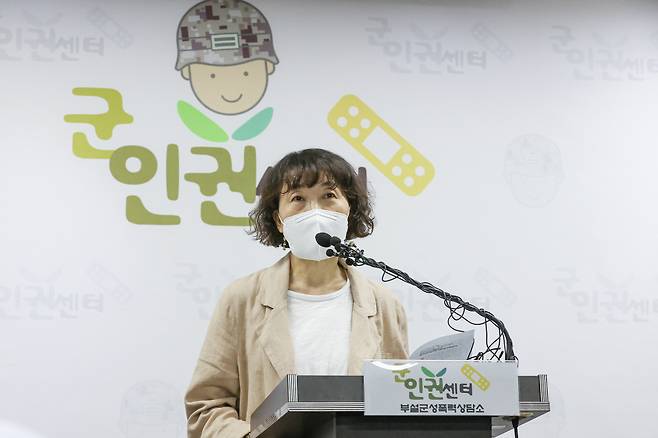 김숙경 군인권센터 부설 군성폭력상담소 소장이 8월2일 서울 마포구 군인권센터에서 공군 제15특수임무비행단 여군 하사 성폭력 사건에 관해 발언하고 있다. ⓒ 연합뉴스