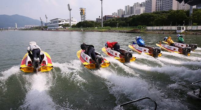 선수들이 출발신호와 동시에 출발피트를 빠져나가고 있다.