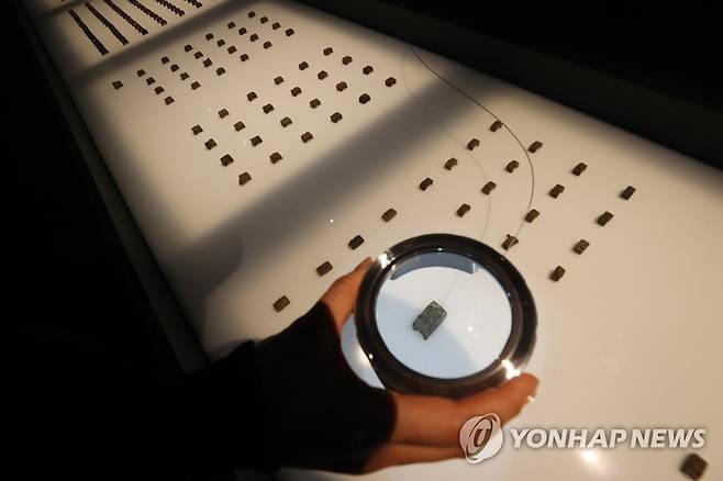 조선시대 전기 한글·한자 활자들 지난해 '인사동 출토유물 공개전' 전시 모습 [연합뉴스 자료사진]