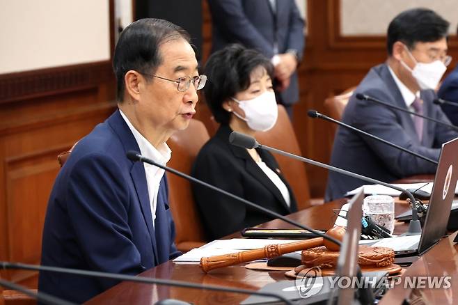 국무회의 주재하는 한덕수 총리 (서울=연합뉴스) 김승두 기자 = 한덕수 국무총리가 2일 오전 정부서울청사에서 열린 국무회의를 주재하고 있다. 2022.8.2 kimsdoo@yna.co.kr