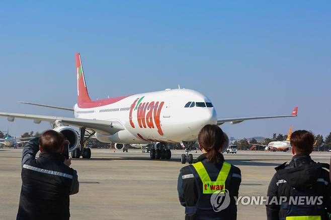 티웨이항공, 첫 대형 항공기 'A330-300' 도입 (서울=연합뉴스) 티웨이항공이 첫 대형 항공기인 'A330-300' 기종 1호기를 신규 도입했다고 25일 밝혔다. 사진은 도착하는 A330-300을 지켜보는 정비사들. 2022.2.25 [티웨이항공 제공. 재판매 및 DB 금지] photo@yna.co.kr