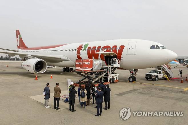 티웨이항공 에어버스 A330기종 도입 기념행사 (서울=연합뉴스) 티웨이항공사가 지난 3월 17일 서울 강서구 김포국제공항 주기장에서 에어버스의 A330기종 도입 기념 'CHANGE BEGINS with A330' 미디어데이 행사를 진행하고 있다. 2022.3.17 [공항사진기자단] photo@yna.co.kr