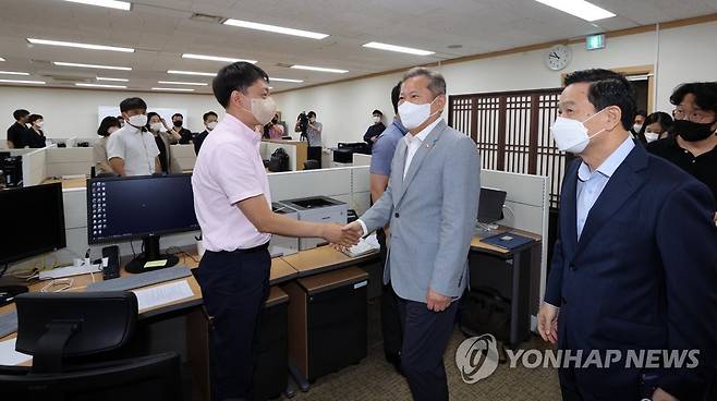 경찰국 방문한 행안부 장관 (서울=연합뉴스) 신준희 기자 = 이상민 행정안전부 장관(가운데)이 2일 공식 출범한 경찰국을 방문, 직원들을 격려하고 있다. 오른쪽은 김순호 초대 경찰국장. 2022.8.2 [공동취재] hama@yna.co.kr