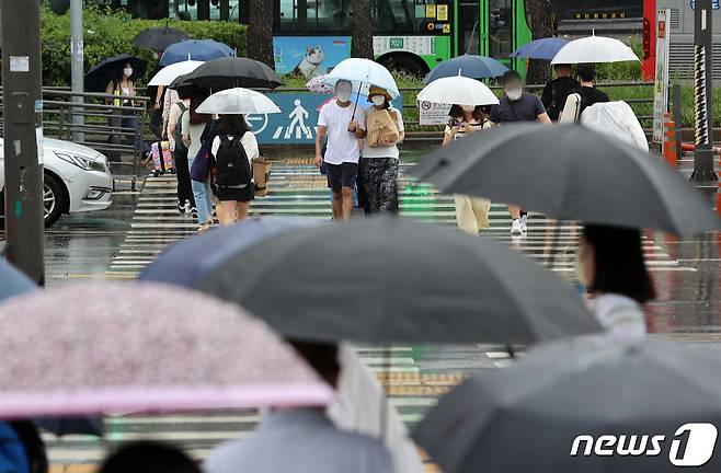 서울역 앞에서 시민들이 우산을 쓴 채 걷고 있다. 2022.7.31/뉴스1 ⓒ News1 조태형 기자