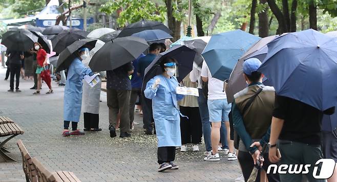 대구 달서구보건소 선별진료소에서 많은 시민들이 줄지어 PCR(유전자증폭) 검사를 기다리고 있다./뉴스1 ⓒ News1 공정식 기자