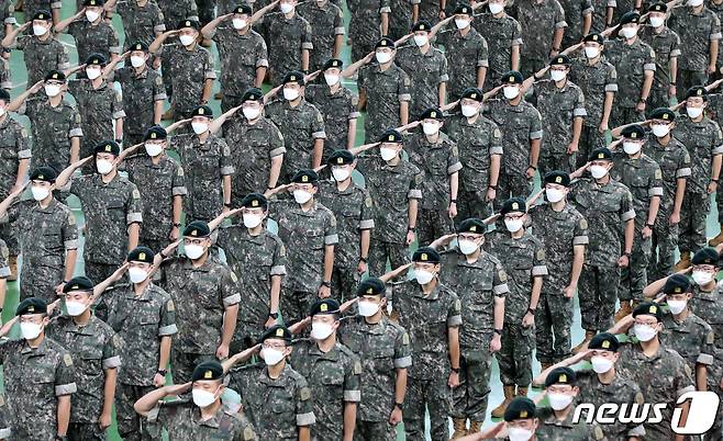 충남 논산 육군훈련소 연무관에서 열린 22-37기 26교육연대 2교육대 신병 수료식에서 장병들이 거수 경례를 하고 있다. 2022.6.29/뉴스1 ⓒ News1 김기태 기자