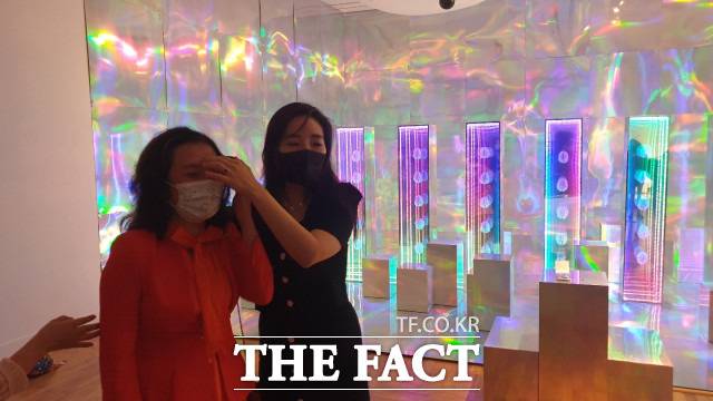 조은우 작가 'AI, 뇌파 그리고 완벽한 도시 넘버2' 왼쪽부터 선승혜 미술관장과 조은우 작가 / 대전=최영규 기자