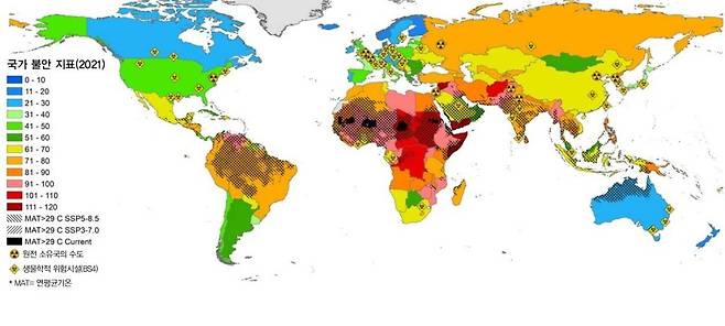 2070년 고온지역과 국가 불안 지표. 2070년 연평균기온(MAT) 29도 이상 지역(음영 지역)에 속하는 지역에는 사회적 취약성이 큰 국가(빨강색)가 많다. 기후변화로 인한 사회적 영향이 증폭될 수 있음을 시사한다. SSP5-8.5(산업기술의 빠른 발전에 중심을 둬, 화석연료 사용이 높고 도시 위주의 무분별한 개발이 확대될 것으로 가정)와 SSP3-7.0(기후변화 완화 정책에 소극적이며 기술개발이 늦어, 기후변화에 취약한 사회구조를 가정하는 경우) 시나리오가 사용됐다. 출처: 미국립과학원회보19(31) 그래픽_스프레드팀 