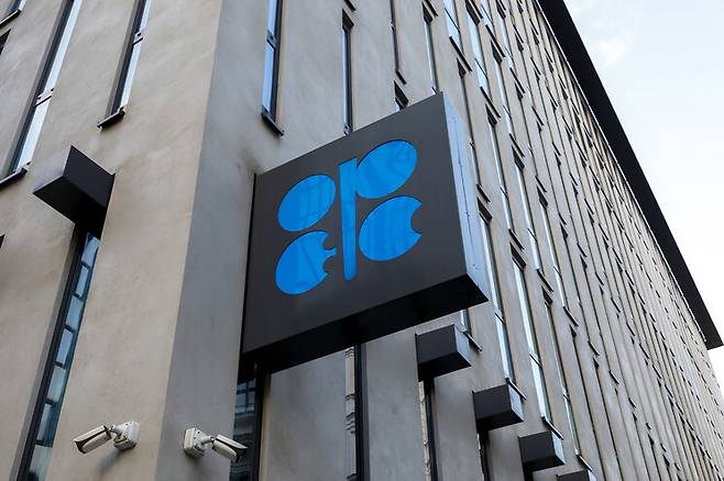 오스트리아 빈의 오펙(OPEC·석유수출국기구) 본부 건물 바깥에 걸린 오펙 로고. 지난 3월 3일 촬영. AP 연합뉴스