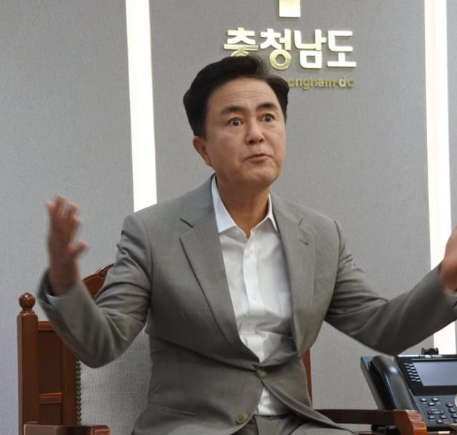 김태흠 충남지사가 2일 충남도청 집무실에서 민선 8기 역점 추진사업과 도정 방향에 대해 설명하고 있다.