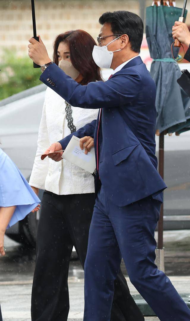 이서현 삼성복지재단 이사장(왼쪽)과 배우자인 김재열 삼성글로벌리서치 사장이 지난 6월 27일 서울 중구 정동교회에서 열린 정의선 현대차그룹 회장 장녀 진희씨 결혼식에 참석하고 있다. 연합뉴스