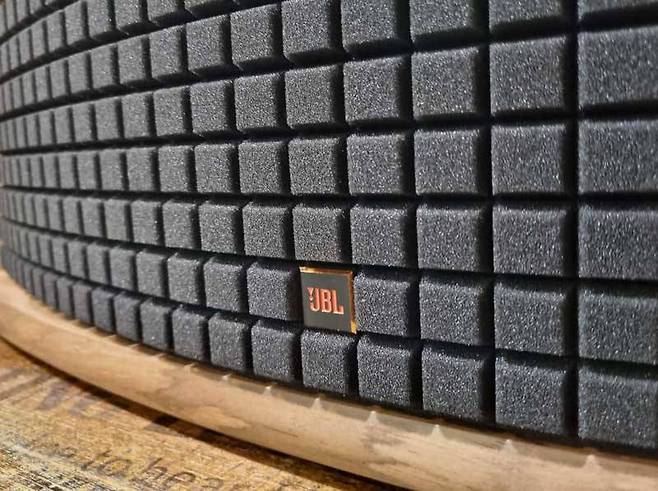 전면 그릴의 JBL 로고