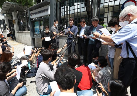 3일 오후 서울 종로구 외교부 앞에서 임재성 변호사, 장완익 변호사, 김영환 민족문제연구소 대외협력실장이 기자회견을 열고 강제동원 민관협의회에 불참을 발표하는 모습. 연합뉴스.