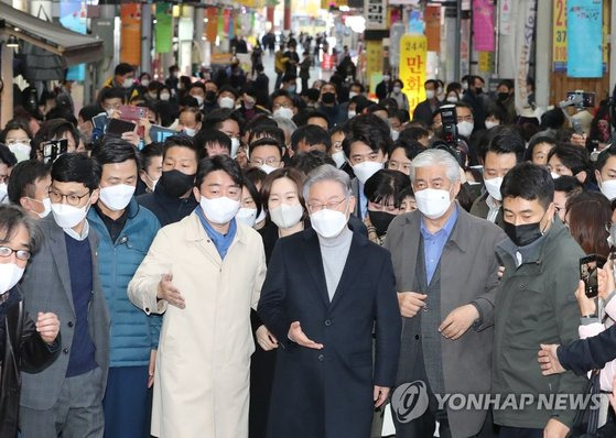 지난해 11월 12일 이재명 민주당 대선후보(가운데)가 울산 중구 울산중앙전통시장을 방문한 가운데 이 후보를 수행 중인 강훈식 전략기획본부장(이 후보 왼쪽)의 모습. 연합뉴스