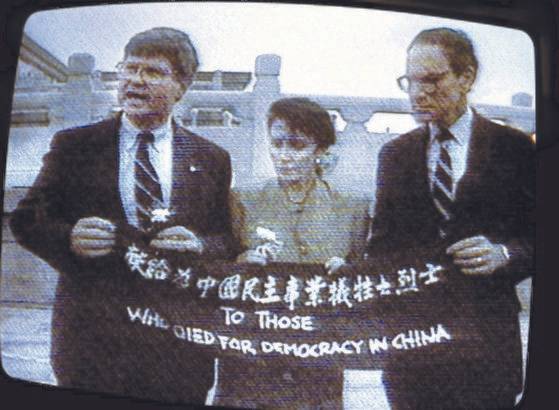 낸시 펠로시(가운데) 현재 미국 하원의장이 지난 1991년 중국 베이징 천안문 광장에서 “민주를 위해 숨진 이들에게 바친다”는 1989년 천안문 민주화 운동 희생자를 기리는 플래카드를 들어 보이며 항의하고 있다. [트위터 캡처]