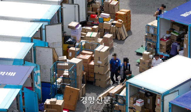 서울 시내의 한 택배 물류센터에서 택배 기사들이 분류작업을 하고 있다. 경향신문 자료사진