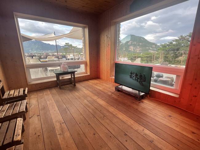 현대미술 작가 그룹 ‘인터넷 산악회’의 영상과 설치 작품이 목인박물관의 야외 풍경을 배경으로 설치돼 있다.  목인박물관 제공