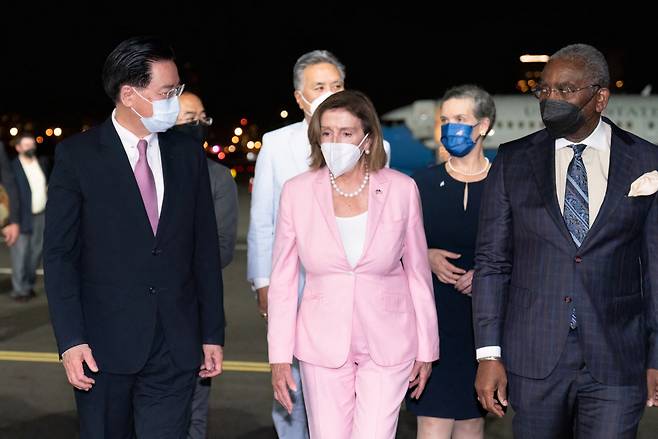 낸시 펠로시(가운데) 미국 하원의장이 2일(현지시간) 밤 대만 타이베이 쑹산공항에 도착, 환영나온 인사들과 함께 이동하고 있다. 미국 권력 서열 3위인 펠로시 의장은 중국의 강력 반발에도 이날 대만 땅을 밟았다. [연합]