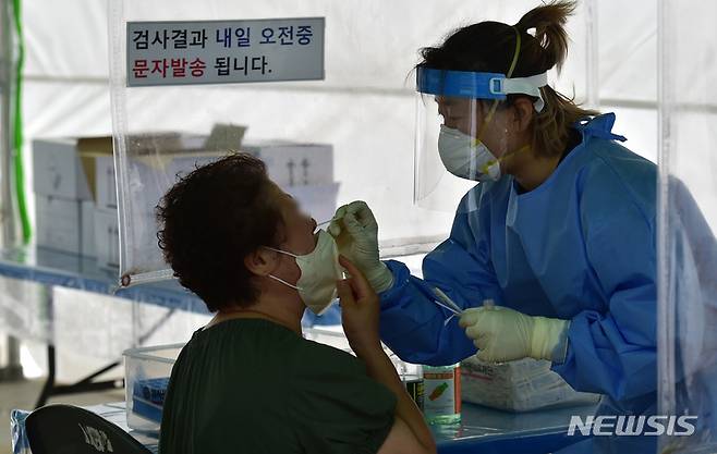 [대구=뉴시스] 이무열 기자 = 지난 1일 오전 대구 중구 국채보상운동기념공원에 마련된 임시선별검사소에서 한 시민이 PCR 검사를 받고 있다. 2022.08.03. lmy@newsis.com