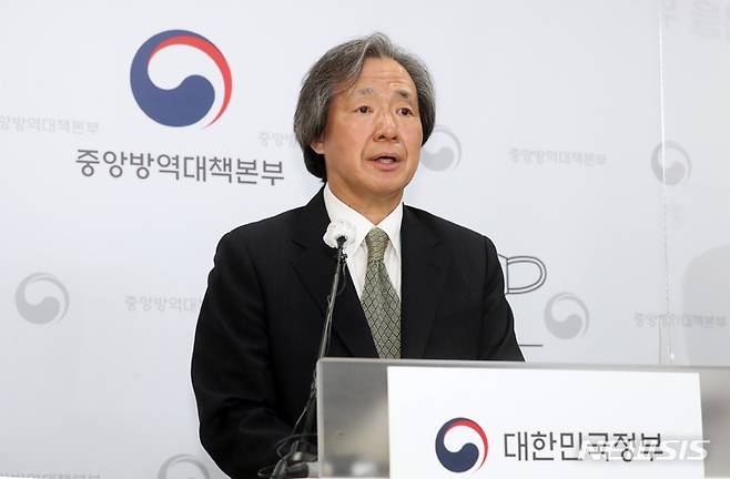 [청주=뉴시스] 정기석 감염병위기대응 자문위원장이 지난달 13일 오전 충북 청주 질병관리청에서 정부에 권고한 코로나19 재유행 대비·대응방안을 설명하고 있다. 2022.08.03. ppkjm@newsis.com