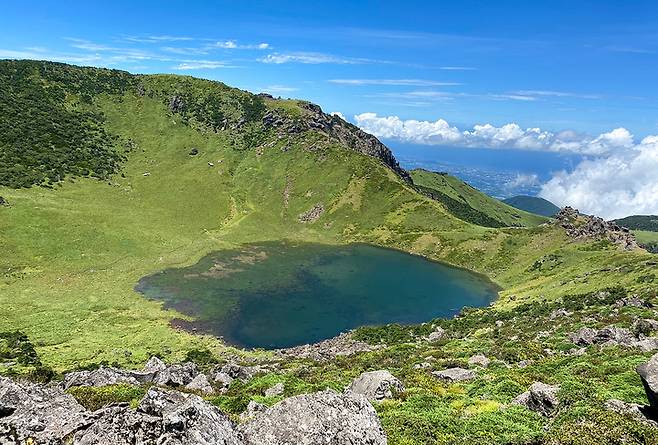 [제주=뉴시스] 우장호 기자 = 3일 제5호 태풍 '송다'와 제6호 태풍 '트라세'의 간접영향으로 많은 비가 내린 한라산 백록담 화구에 물이 가득 고여 장관을 연출하고 있다. 기상청에 따르면 지난달 30일부터 지난 2일까지 한라산 삼각봉에는 900㎜가 넘는 비가 내렸다. (사진=독자제공) 2022.08.03. woo1223@newsis.com *재판매 및 DB 금지