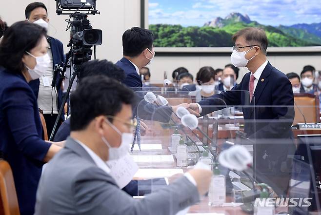 [서울=뉴시스] 김선웅 기자 = 이정식 고용노동부 장관이 3일 오전 서울 여의도 국회에서 열린 환경노동위원회 전체회의에 앞서 의원들과 인사를 나누고 있다. (공동취재사진) 2022.08.03. photo@newsis.com