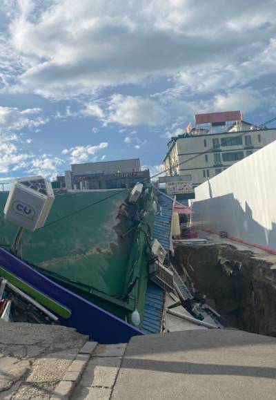 3일 오전 6시 43분쯤 강원 양양군 강현면 낙산해수욕장 인근 생활형 숙박시설 신축공사 현장 부근에서 싱크홀(지반침하)이 발생해 편의점 건물 일부가 붕괴됐다. 양양소방서 제공