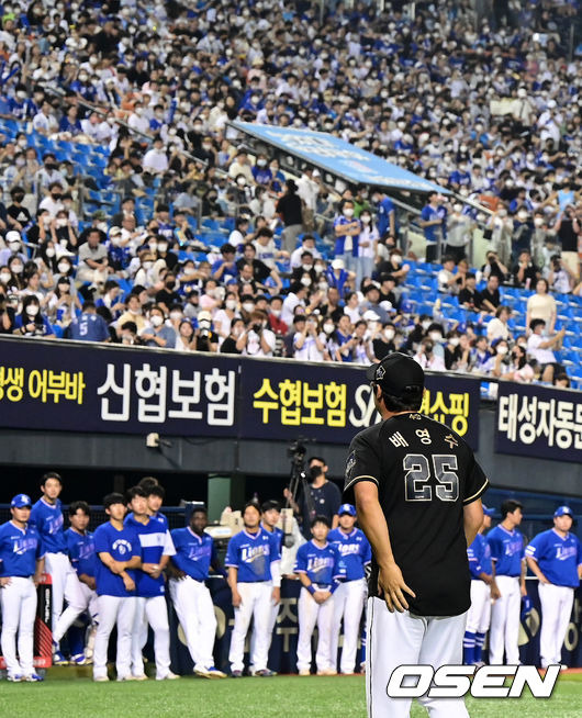 [OSEN=잠실, 지형준 기자]클리닝타임에 두산 배영수 코치의 ‘KBO 레전드 40인’ 시상식이 진행됐다. 배영수 코치가 삼성 팬들에게 인사를 하고 있다. 2022.08.03 /jpnews@osen.co.kr