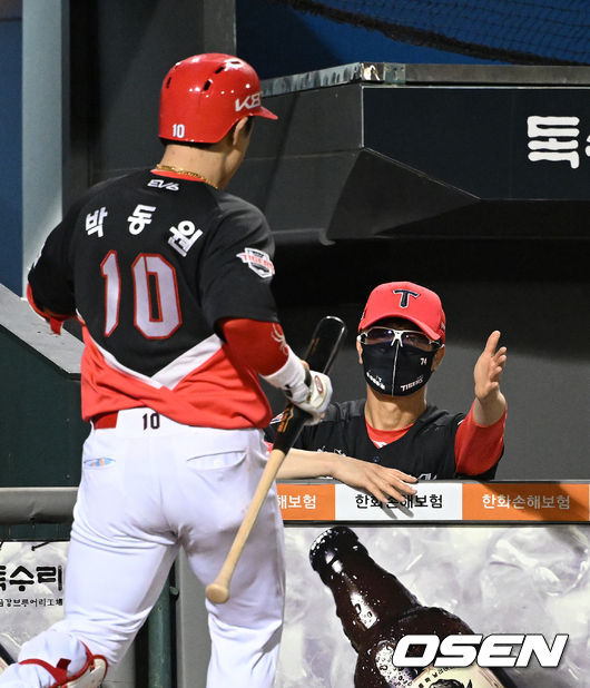 [OSEN=대전, 이대선 기자] 3일 오후 대전 한화생명이글스파크에서 '2022 신한은행 SOL KBO 리그' 한화 이글스와 KIA 타이거즈의 경기가 열렸다.7회초 무사에서 KIA 박동원이 좌월 솔로 홈런을 치고 더그아웃에서 김종국 감독의 축하를 받고 있다. 2022.08.03 /sunday@osen.co.kr